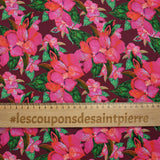Coton imprimé fleurs exotiques rose et vert fond lie de vin