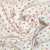 Coton imprimé cueillette de fraises fond blanc