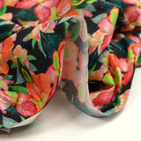 Algodón estampado flores exóticas coral y verde fondo negro