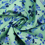 Popeline de coton imprimée fleur bleu roi fond vert jade