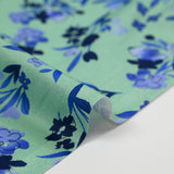 Popeline de coton imprimée fleur bleu roi fond vert jade