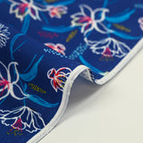 Popeline de coton imprimée fleur blanche pistil framboise fond bleu égyptien