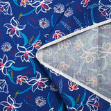 Popeline de coton imprimée fleur blanche pistil framboise fond bleu égyptien