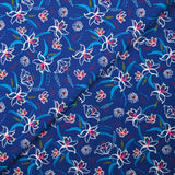 Popeline de coton imprimée fleur blanche pistil framboise fond bleu égyptien
