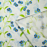 Popeline de coton imprimée fleur bleue et tige verte fond ciel