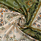 Satin de viscose imprimé cachemire en carré écru et kaki