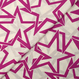 Popeline de coton imprimée étoiles en lien magenta fond blanc cassé