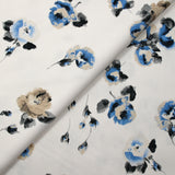 Satin de coton élasthanne pensée de fleurs bleu et grège fond blanc