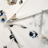 Satin de coton élasthanne pensée de fleurs bleu et grège fond blanc