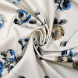 Satin de coton élasthanne pensée de fleurs bleu et grège fond blanc