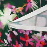 Satin de coton élasthanne fleurs dans le flou fond vert foncé