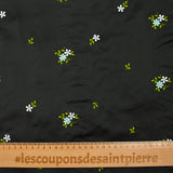 Satin de polyester brodé fleurs vert d'eau fond noir