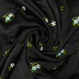 Satin de polyester brodé fleurs vert d'eau fond noir