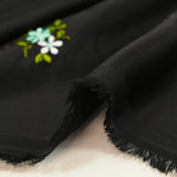 Satin de polyester brodé fleurs vert d'eau fond noir