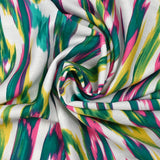Crêpe viscose imprimé ondes abstraites turquoise et rose fond blanc