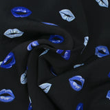 Crêpe viscose imprimé bouche bleue fond noir