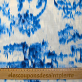 Popeline de coton imprimée évasion ikat bleu fond blanc cassé