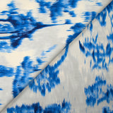 Popeline de coton imprimée évasion ikat bleu fond blanc cassé