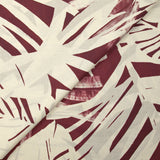 Voile de coton imprimé traces de feuilles fond bordeaux