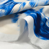 Popeline de coton imprimée évasion ikat bleu fond blanc cassé