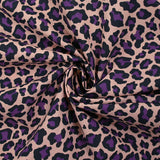 Coton imprimé léopard violet fond rose chair