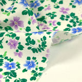Viscose imprimée fontaine de fleurs bleues et violettes fond écru