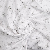 Popeline polycoton imprimée splash de fleurs gris fond blanc