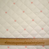 Matelassé brodé petits cœurs roses fond écru rosé