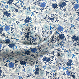 Coton imprimé Vittoria fleurs bleu vintage fond blanc cassé au mètre
