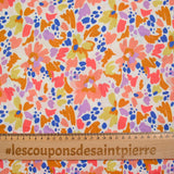 Coton imprimé Martina fleurs fantaisie pêche et camel au mètre