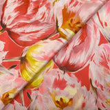 Satén de seda estampado con tulipanes salvajes, fondo rojo coral