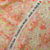 Satin de soie imprimé fleurettes rose corail fond vert pastel