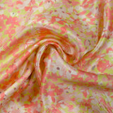 Satin de soie imprimé fleurettes rose corail fond vert pastel
