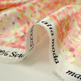 Satin de soie imprimé fleurettes rose corail fond vert pastel