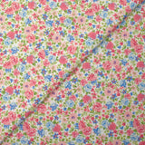 Piqué de coton imprimé les fleurs de Sarah bleu et fraise fond blanc