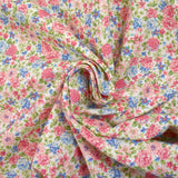 Piqué de coton imprimé les fleurs de Sarah bleu et fraise fond blanc