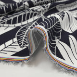 Viscosa natural estampada en negativo con fondo azul medianoche