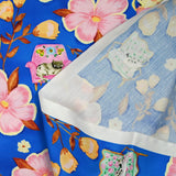Coton imprimé fauteuil à chat et fleurs fond bleu roi