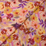Satin de viscose imprimé flou de fleurs fond blush