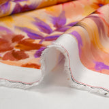 Satin de viscose imprimé flou de fleurs fond blush