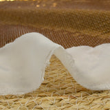 Sequins dorés sur mousseline
