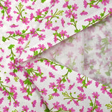 Popeline de coton imprimée semées par le vent magenta fond blanc