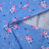 Popeline de coton imprimée bouquet dans les nuages fond bleu bleuet