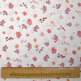Popeline de coton imprimée poésie florale rose fond blanc
