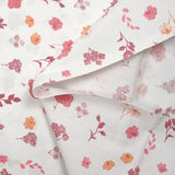 Popeline de coton imprimée poésie florale rose fond blanc