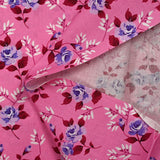 Popeline de coton imprimée roses violettes fond rose bonbon