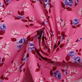 Popeline de coton imprimée roses violettes fond rose bonbon