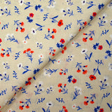 Popeline de coton imprimée envol de fleurs bleu, blanc, rouge fond grège