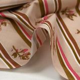 Popeline de coton imprimée diagonale de fleurs fond beige