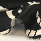 Satin polyester imprimé moulures floues fond noir